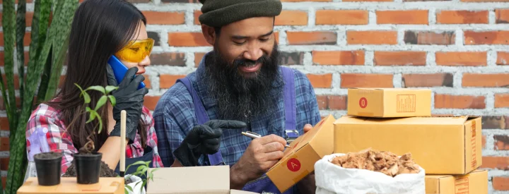 selling-plant-online-sellers-communicates-with-customer-by-mobile-phone
